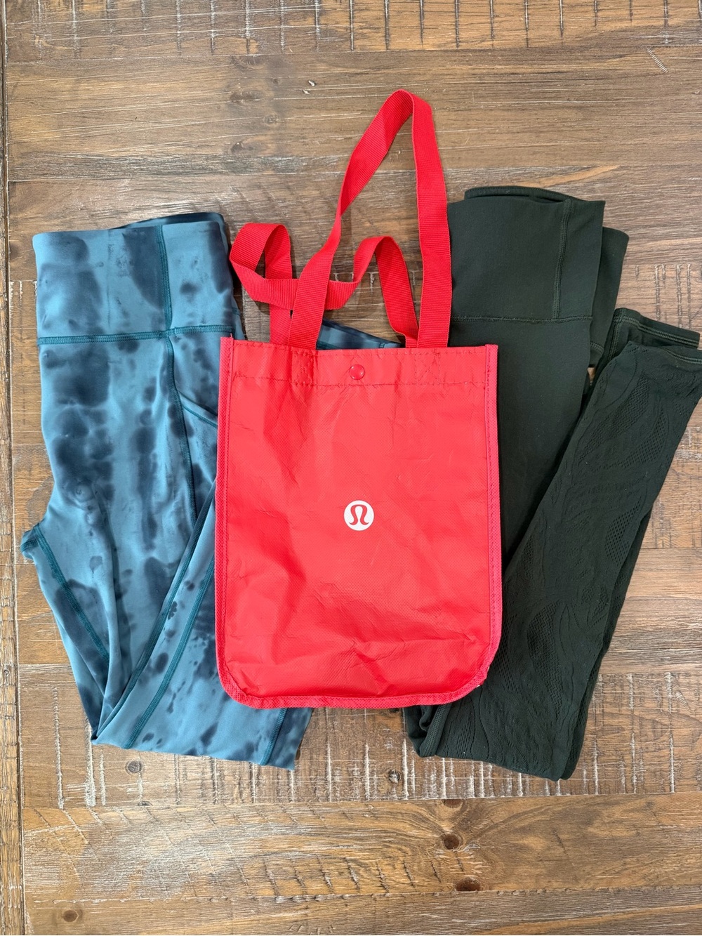 lululemon small Tote + Dark Green Detailing Leggings + Blue Tie Dye Leggings